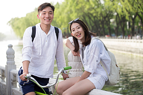 快乐的青年情侣