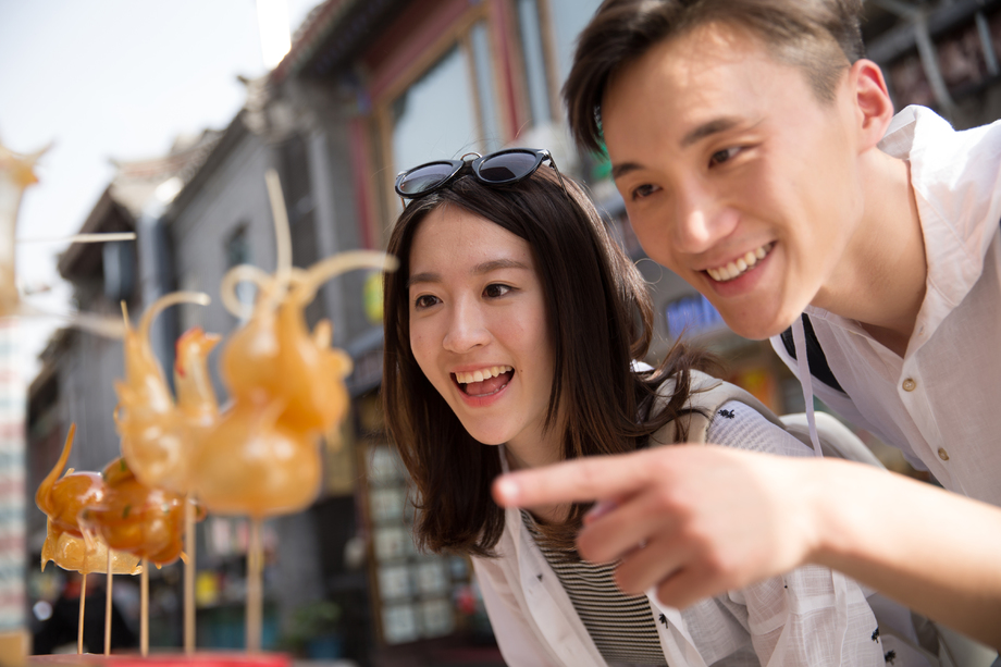 快乐情侣街边看糖人 快乐情侣街边看糖人