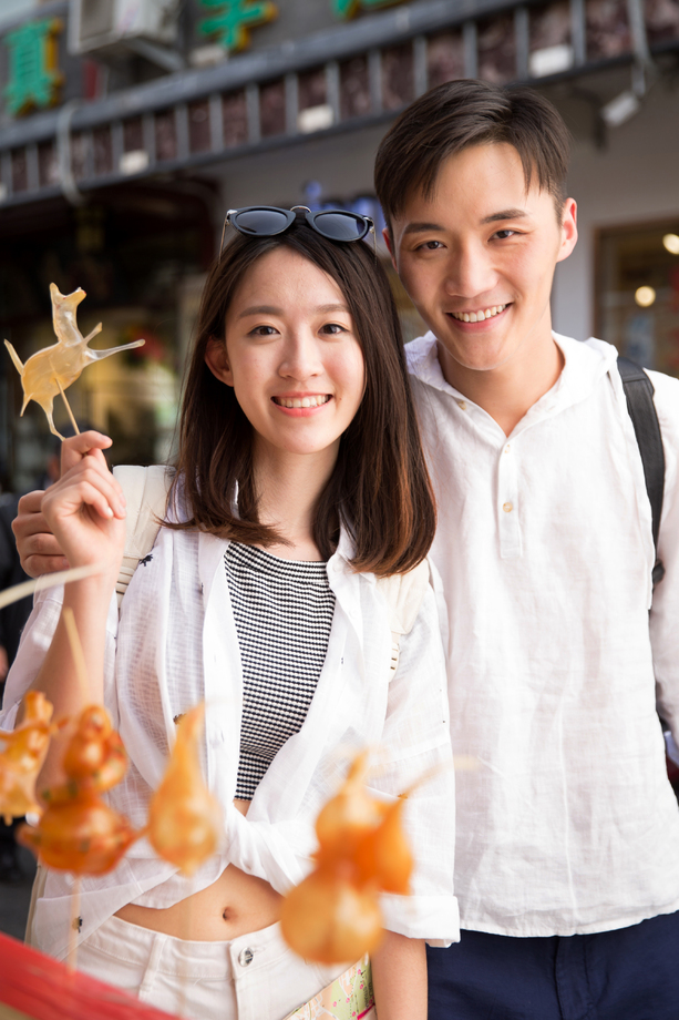 快乐情侣街边看糖人图片 快乐情侣街边看糖人图片