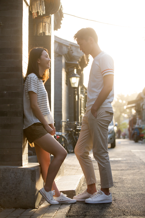 青年情侣站着门口交谈图片 青年情侣站着门口交谈图片