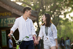 快乐情侣逛街照片