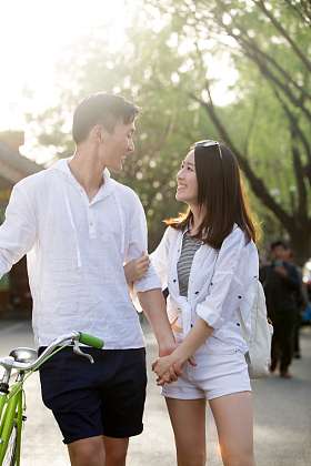 快乐情侣逛街图片