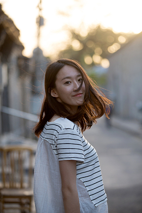 快乐的年轻女孩照片