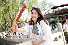 快乐女孩旅行图片