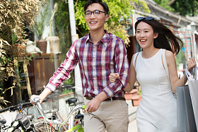 快乐情侣逛街图片