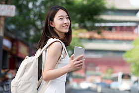 快乐女孩旅行图片
