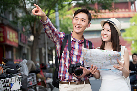 青年情侣看地图旅游图片