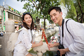 青年情侣旅游拿着糖葫芦图片
