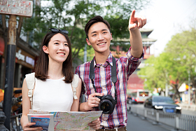 青年情侣看地图旅游