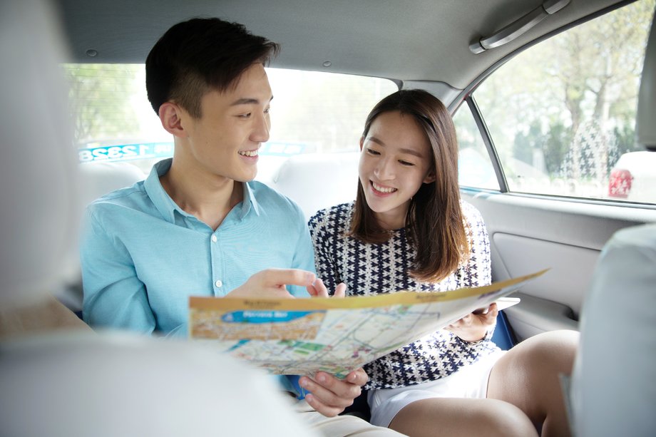 青年情侣在车内看地图图片 青年情侣在车内看地图图片