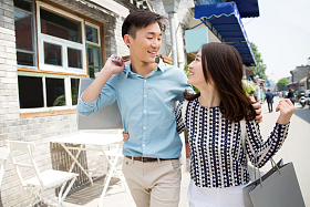 青年情侣逛街购物照片