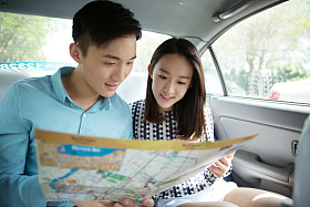 青年情侣在车内看地图图片