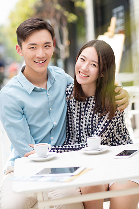 青年情侣坐在咖啡馆里图片