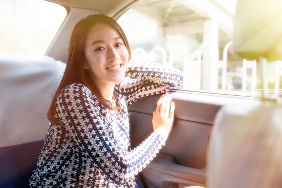 青年女孩坐着车里出游 青年女孩坐着车里出游