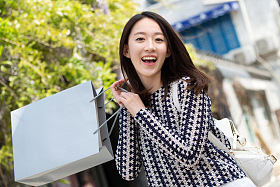 年轻女孩逛街图片