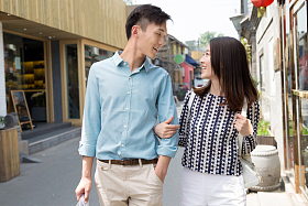 青年情侣逛街购物照片