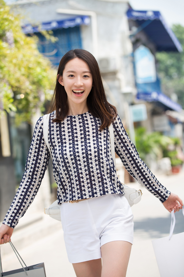 年轻女孩逛街