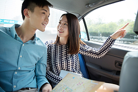 青年情侣坐汽车出游