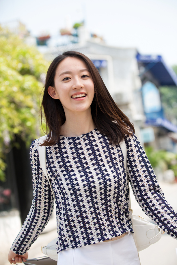年轻女孩逛街图片