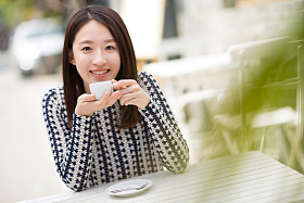 年轻女孩喝咖啡