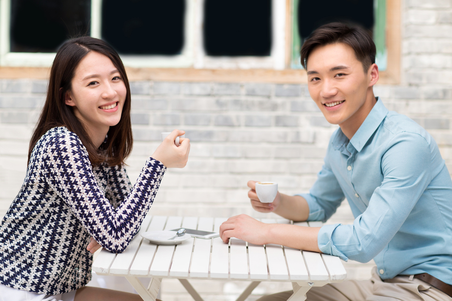 青年情侣坐在咖啡馆 青年情侣坐在咖啡馆