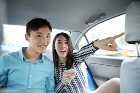 青年情侣坐汽车出游