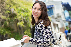 年轻女孩逛街图片