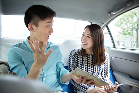 青年情侣在车内看地图图片