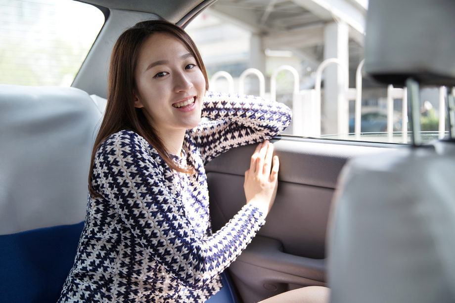 青年女孩坐着车里出游 青年女孩坐着车里出游