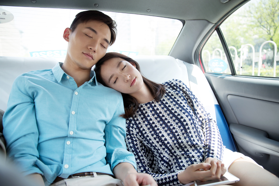青年情侣坐在车里睡觉照片 青年情侣坐在车里睡觉照片
