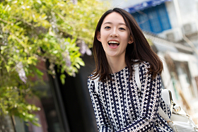 年轻女孩逛街照片