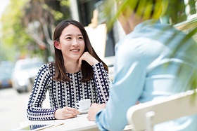青年情侣坐在咖啡馆