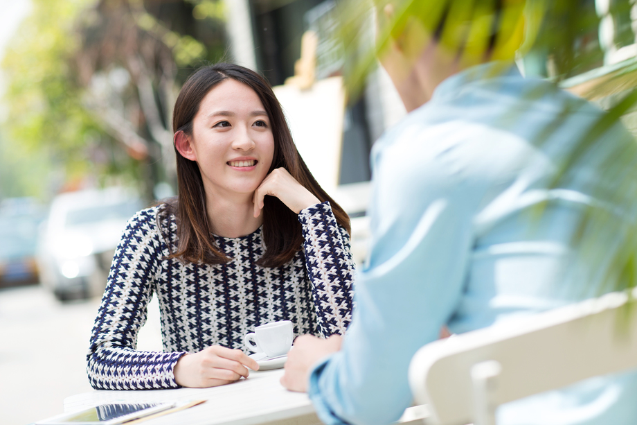 青年情侣坐在咖啡馆 青年情侣坐在咖啡馆