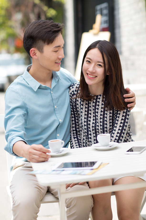 青年情侣坐在咖啡馆里图片 青年情侣坐在咖啡馆里图片
