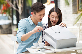 青年情侣坐在咖啡馆里照片