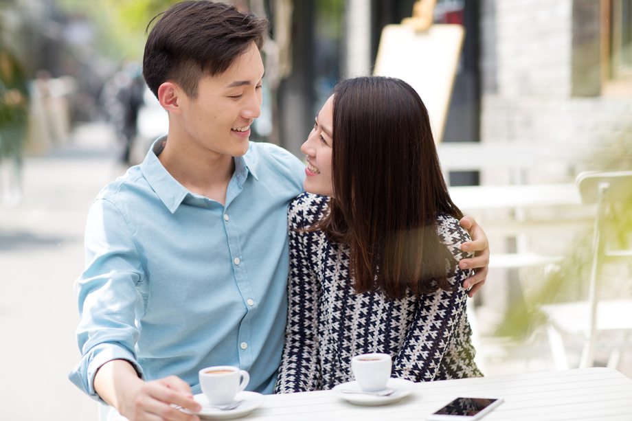青年情侣坐在咖啡馆 青年情侣坐在咖啡馆