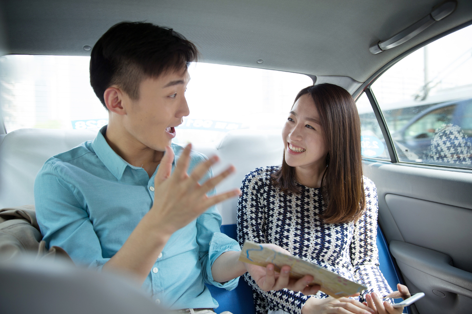 青年情侣在车内看地图图片
