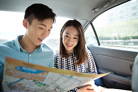 青年情侣在车内看地图图片