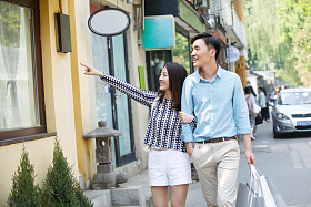 青年情侣逛街购物照片