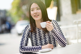 年轻女孩喝咖啡图片