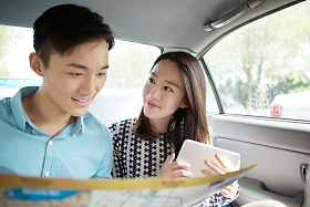 青年情侣在车内看地图图片