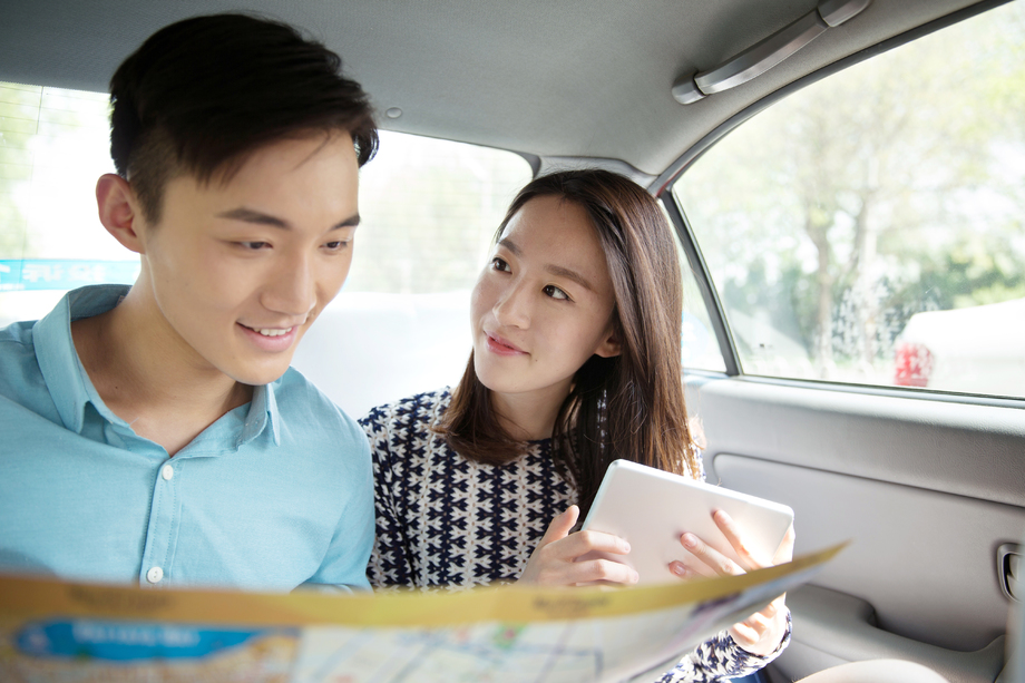 青年情侣在车内看地图图片 青年情侣在车内看地图图片