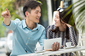 青年情侣坐在咖啡馆里图片