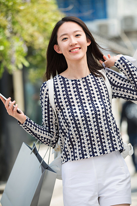 年轻女孩逛街图片