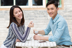 青年情侣坐在咖啡馆里图片