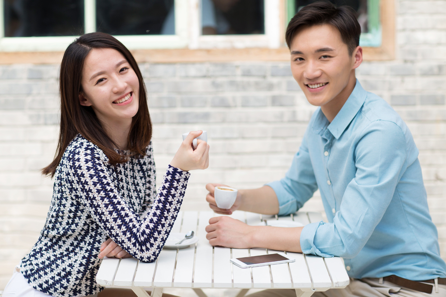 青年情侣坐在咖啡馆里图片