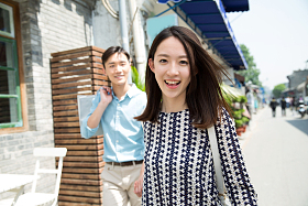 青年情侣逛街购物照片
