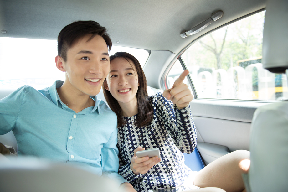 青年情侣坐汽车出游 青年情侣坐汽车出游