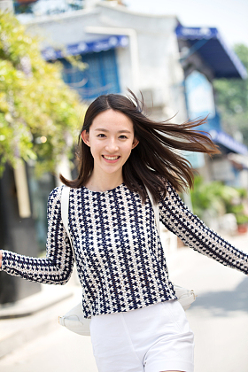 年轻女孩逛街图片
