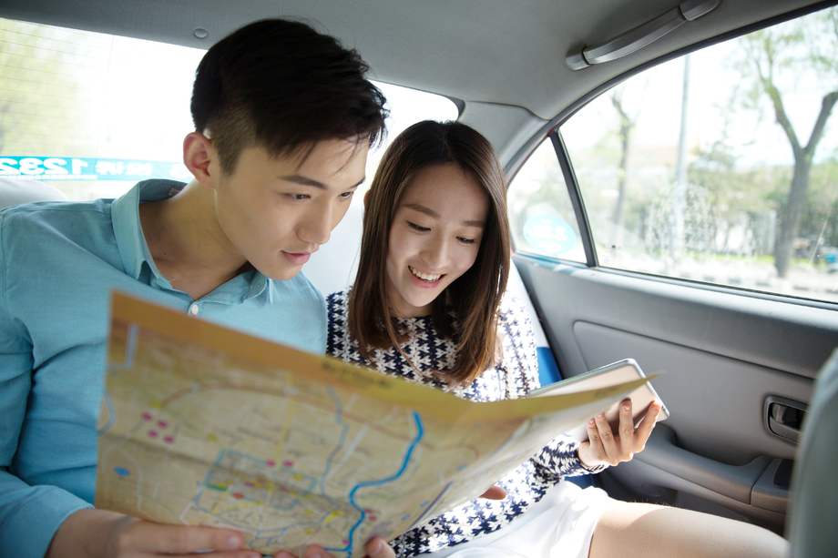 青年情侣在车内看地图 青年情侣在车内看地图